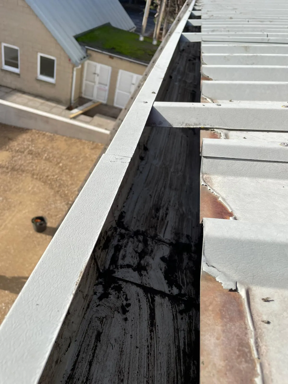 Commercial gutter cleaning service