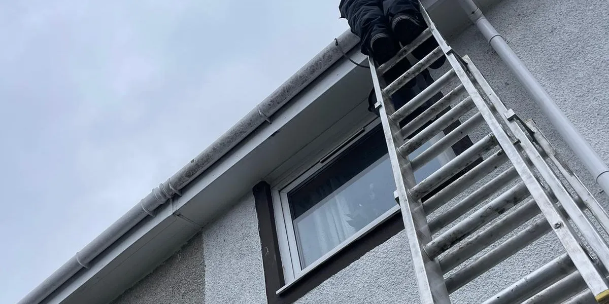 What size ladder for gutter cleaning? How to work it out safely