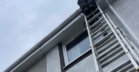 What size ladder for gutter cleaning? How to work it out safely