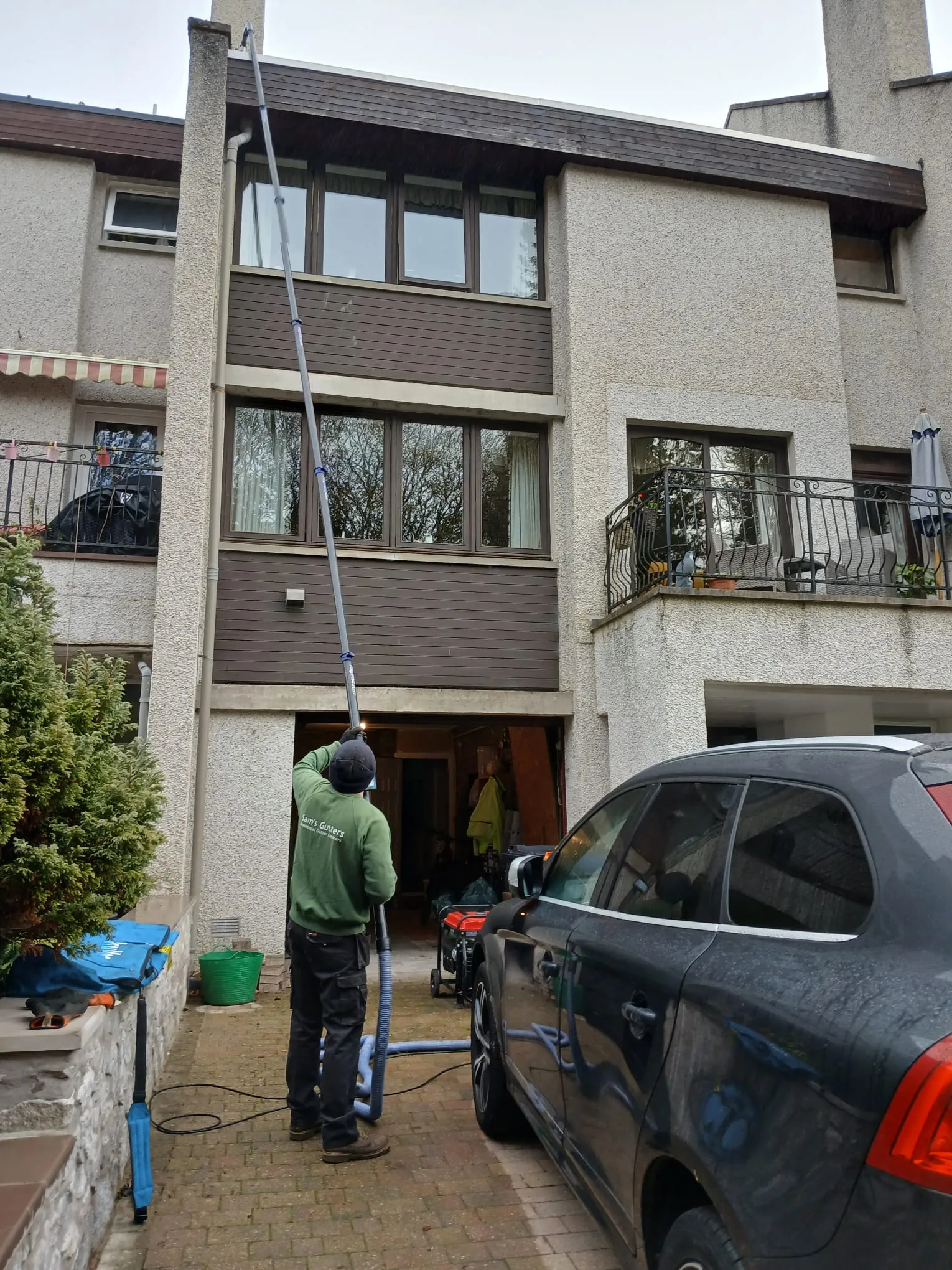 Professional gutter cleaning services in Huntly